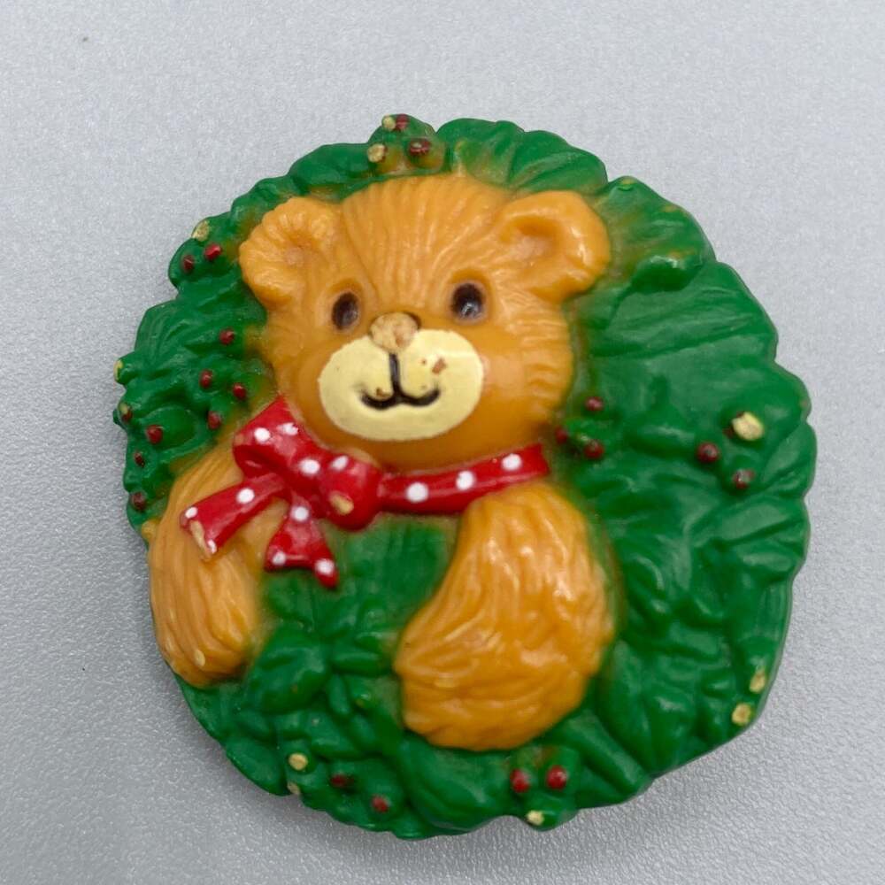 Title: Vintage Enesco Lucy Rigg Christmas Teddy Bear Wreath Brooch 1982